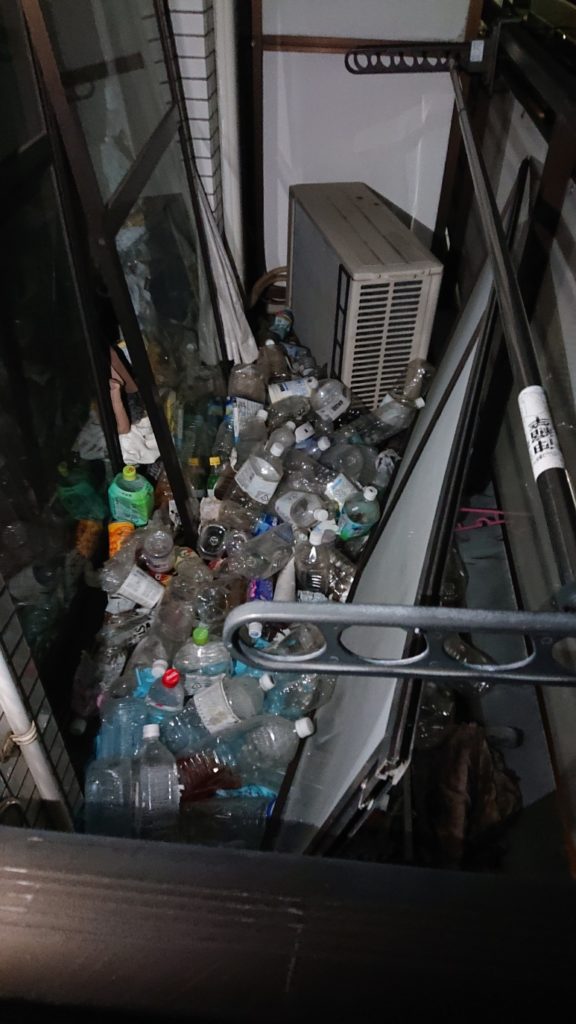 【即日対応事例】千葉県船橋市のペットボトルゴミの山のベランダの片付け作業