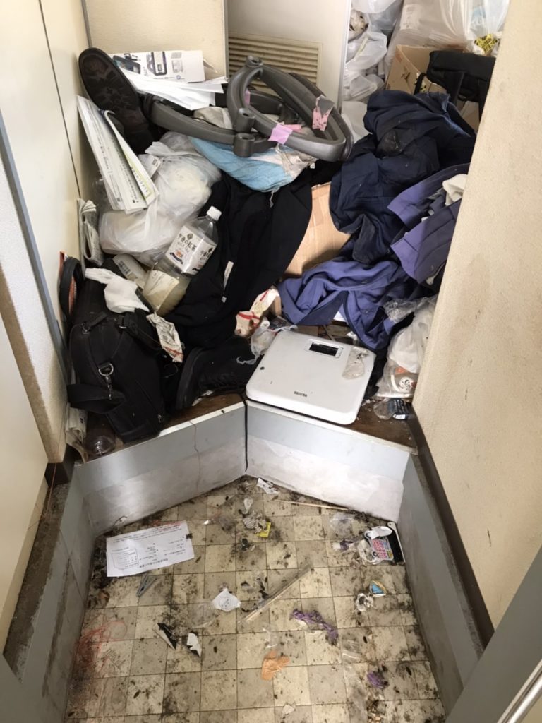 【緊急対応事例】東京都荒川区のマンションの管理人に見つかったゴミ屋敷部屋の片付け作業