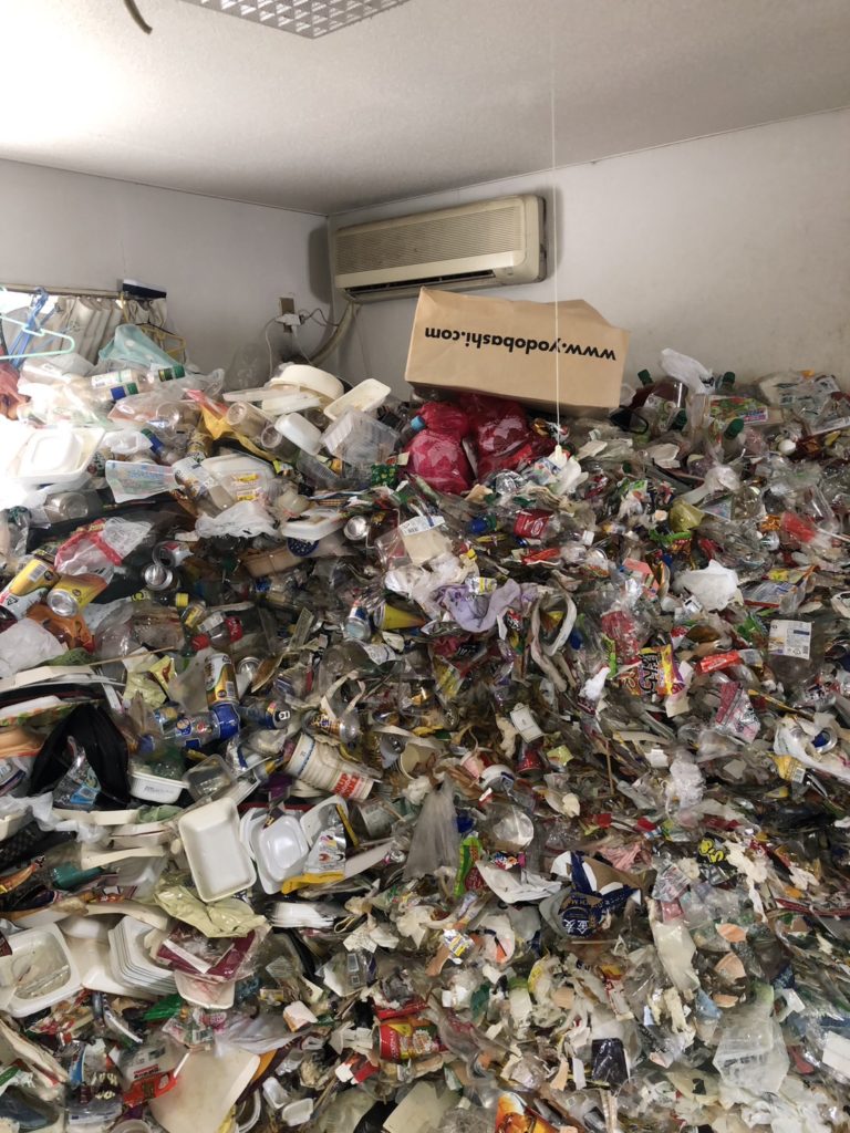 【天井までゴミ屋敷事例】東京都町田市のリセットのためのゴミ屋敷状態のお部屋の片付け・回収