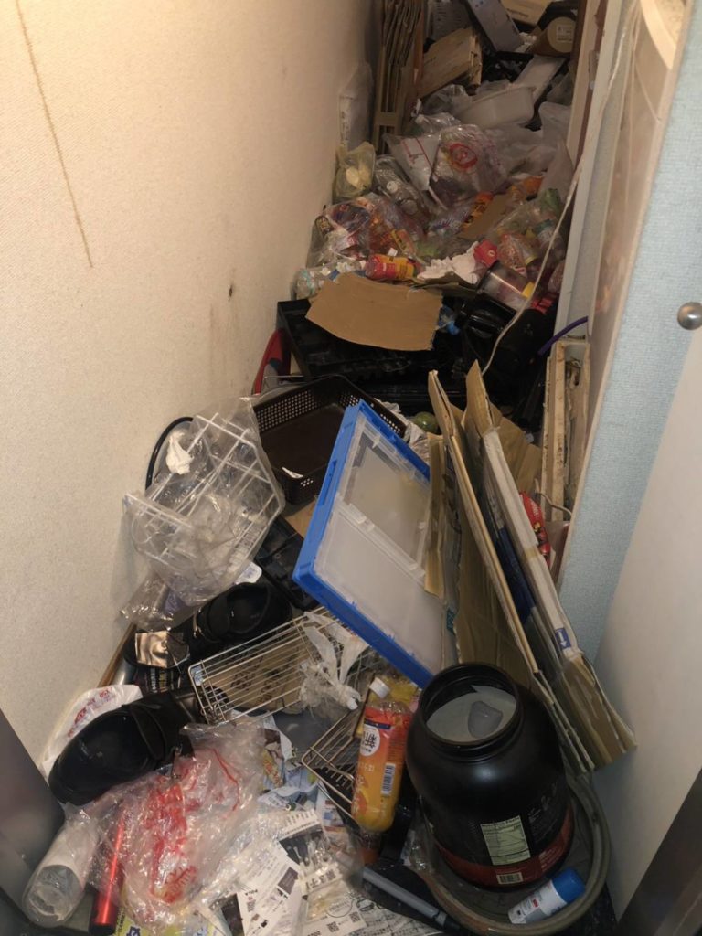 【脱出したい】千葉県松戸市の足の踏み場がないゴミ屋敷状態のお部屋の片付け・清掃