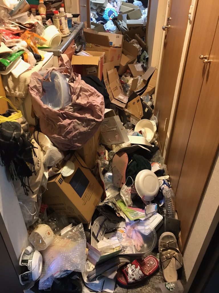【緊急対応事例】神奈川県座間市の汚部屋状態のお部屋の片付け・不用品回収