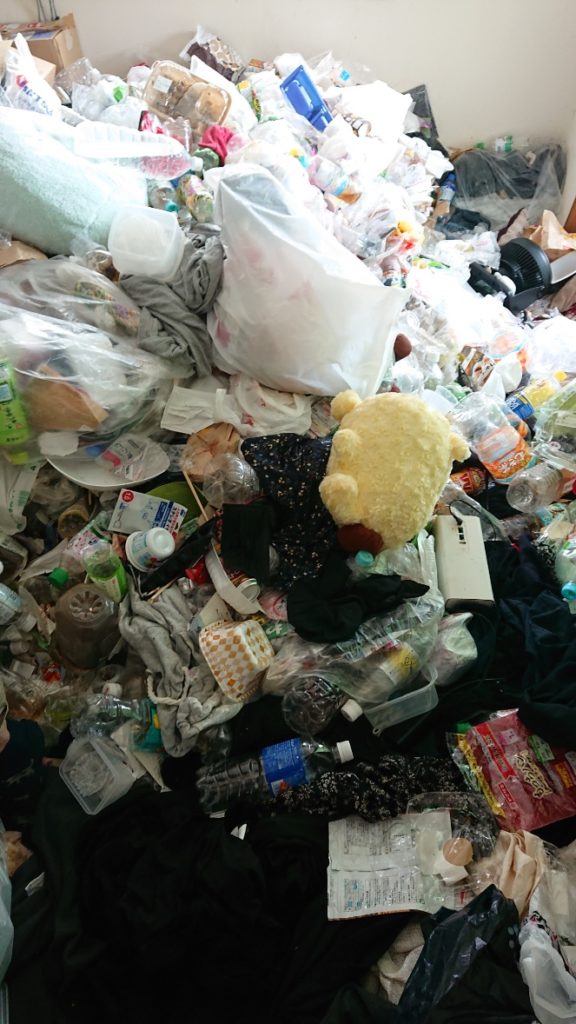 千葉県柏市のゴミが山積みの異臭付き汚部屋清掃と不用品の回収