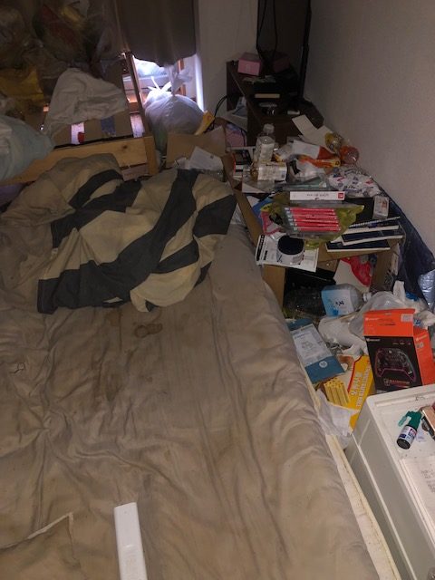東京都町田市の不摂生生活から汚部屋化したお部屋の片付け・清掃作業