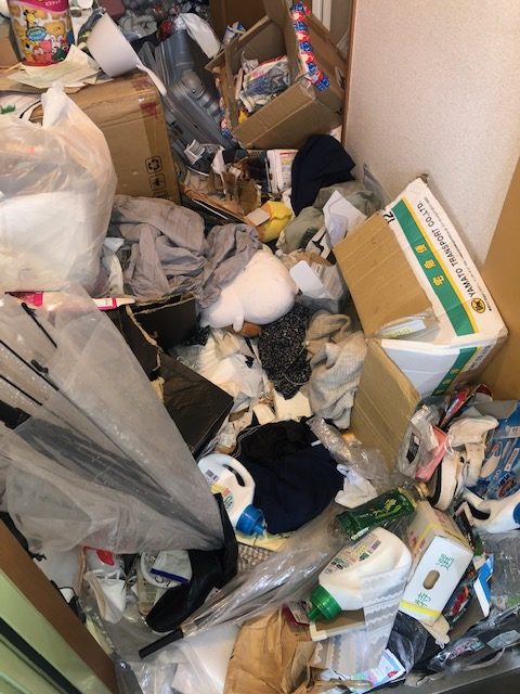 神奈川県横浜市緑区の不用品や物で埋もれたゴミ部屋の片付け・引き取り
