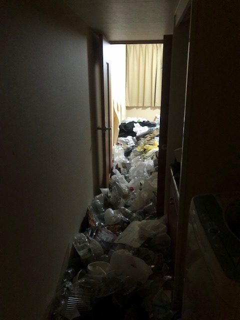 千葉県松戸市の管理会社からの連絡があり緊急対応でのお部屋の片付け・ゴミ回収