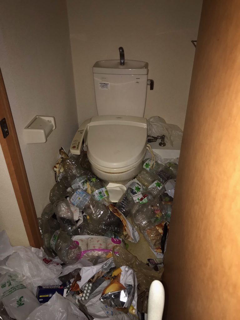 埼玉県上尾市のペットボトル系ゴミ屋敷・汚部屋の片付け～ゴミ回収作業