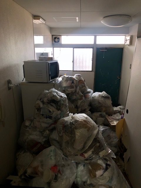 神奈川県綾瀬市の管理会社にバレたゴミ屋敷部屋の片付け・ハウスクリーニングと消臭作業