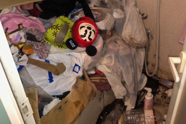 東京都目黒区の一人暮らしの悪臭漂うゴミ部屋の片付けとハウスクリーニング