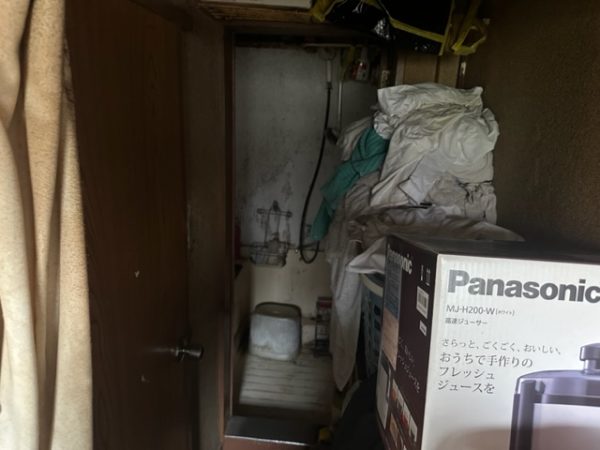 東京都大田区のゴミ屋敷片付け，暗くてカビだらけの浴室と洗面所