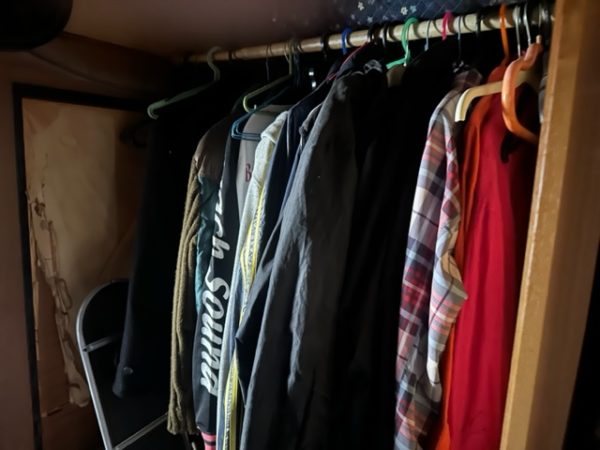 東京都大田区のゴミ屋敷片付け，何年も着ていなくて存在すら忘れていたようなたくさんの衣類