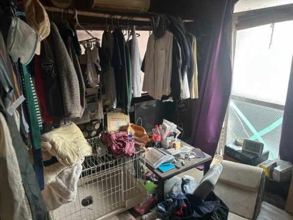 東京都大田区のゴミ屋敷片付け，収納できなくなり放置された衣類と洗濯物