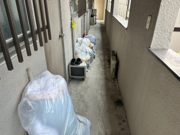 集合住宅の廊下にまで溢れかえった大量ゴミ