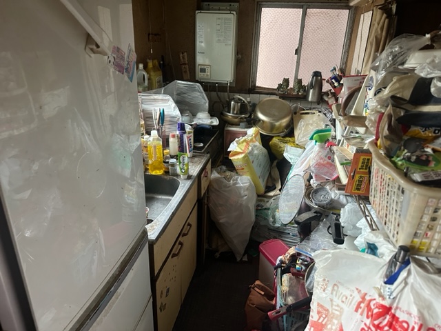 東京都大田区のゴミ屋敷片付け，足の踏み場もないほど散らかっったアパート室内