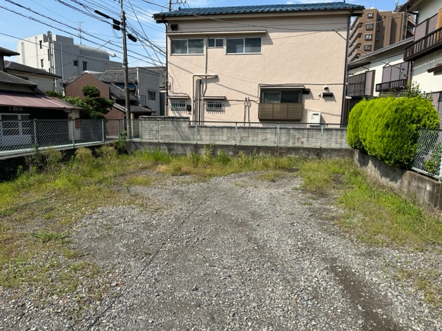 神奈川県横浜市戸塚区の除草作業とゴミの処分を行った駐車場