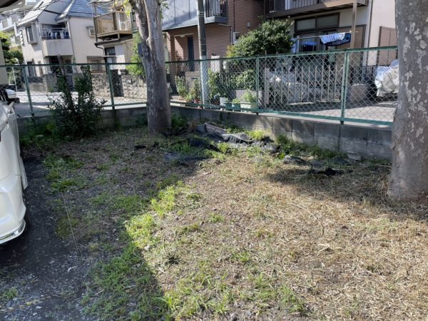 神奈川県横浜市戸塚区除草作業とゴミ処分、雑草がなくなり見通しが良くなったフェンス