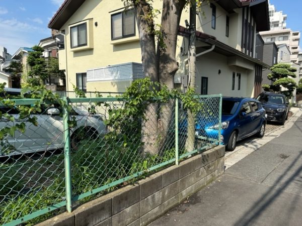 神奈川県横浜市戸塚区の除草作業とゴミ処分、絡みついたツルが目立つ駐車場フェンス