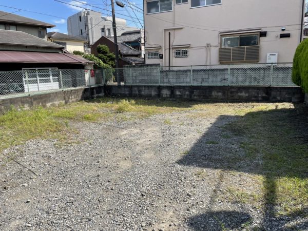 神奈川県横浜市戸塚区の除草作業とゴミ処分、除草後に区画ロープが見えるほどキレイになった駐車場