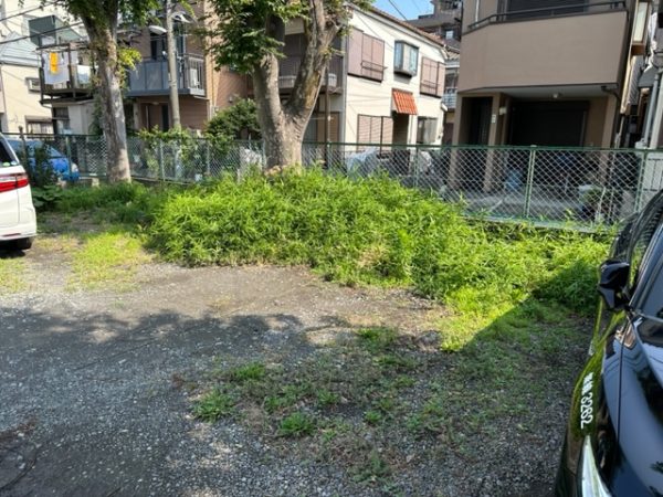 神奈川県横浜市戸塚区の除草作業とゴミ処分、雑草が伸び放題で荒れた駐車場