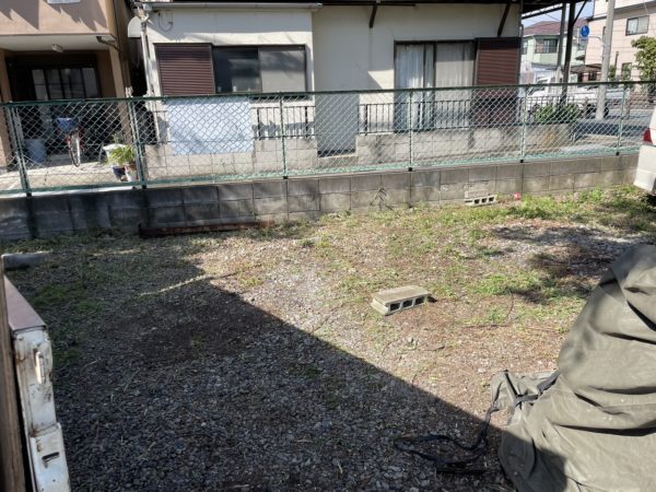 神奈川県横浜市戸塚区の除草作業とゴミ処分、除草後に本来の姿を現した路地側の駐車スペース