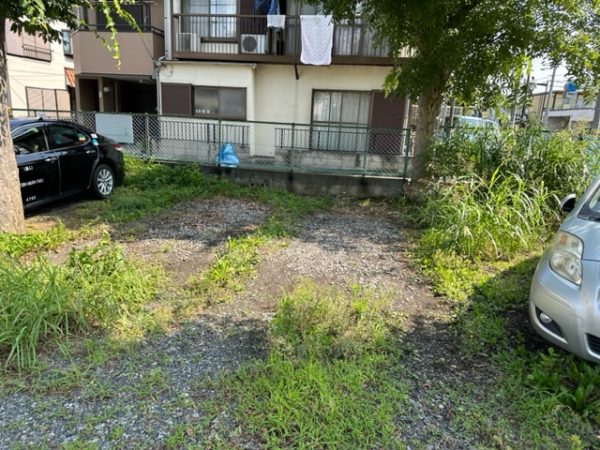 神奈川県横浜市戸塚区の除草作業とゴミ処分、乗り降りの際に邪魔になっていた雑草が生い茂る路地側