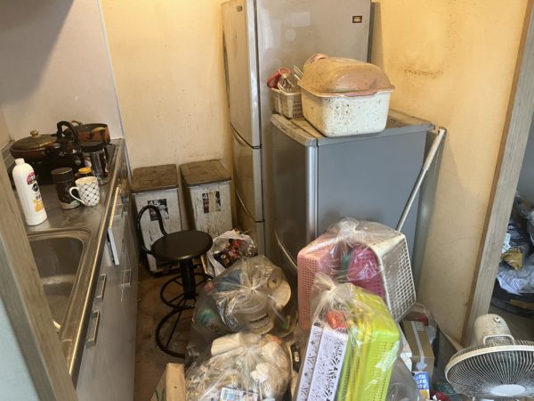 埼玉県さいたま市西区のゴミ屋敷片付け，ゴミがあふれて奥まで進めないキッチン