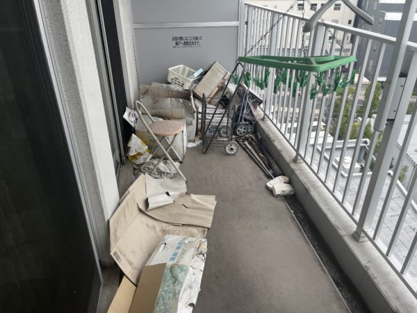 埼玉県さいたま市西区のゴミ屋敷片付け，要らない物をとりあえず置き、溜め込んしまっていたベランダ
