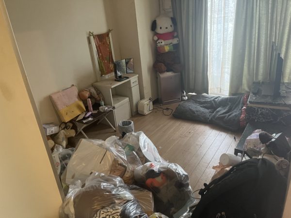 埼玉県さいたま市西区のゴミ屋敷片付け，生活用品とゴミが混在している部屋