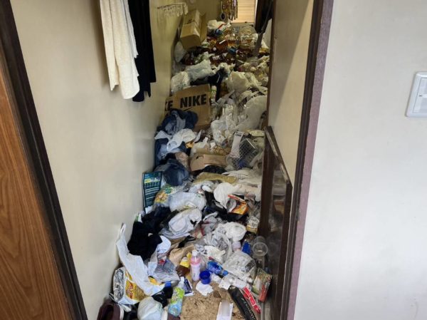 東京都台東区のゴミ屋敷片付け，うつ病を患って片付けができなくなった男性のゴミまみれの部屋
