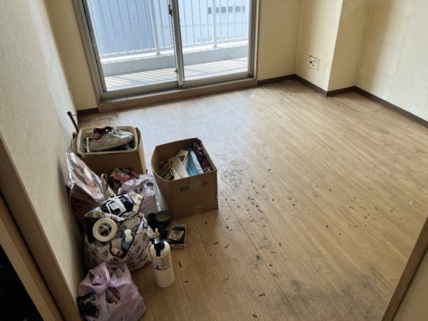 埼玉県さいたま市西区のゴミ屋敷片付け，ゴミと不用品を処分して広くなった居間