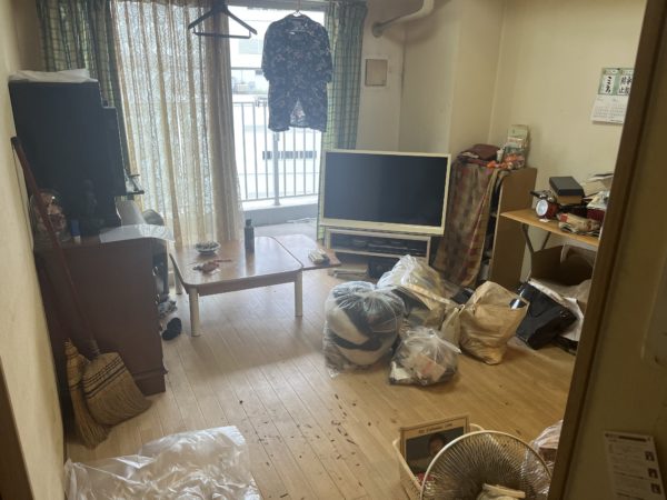 埼玉県さいたま市西区のゴミ屋敷片付け，ゴミと生活用品が混在して散らかっている居間