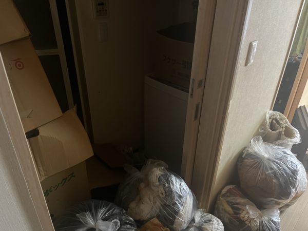 埼玉県さいたま市西区のゴミ屋敷片付け，ゴミ袋が放置されて足の踏み場がない洗面所
