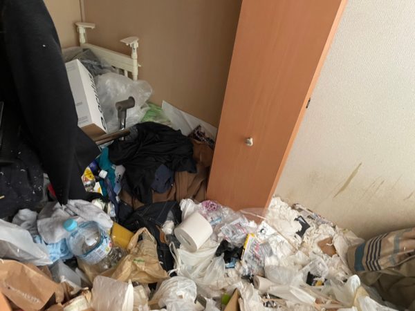 神奈川県横浜市旭区のゴミ屋敷片付けと清掃，収納の役割を果たしていないクローゼット