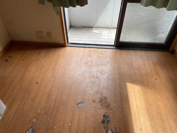神奈川県横浜市旭区のゴミ屋敷片付けと清掃，床が見え、ベランダへの出入りもできるようになった居室