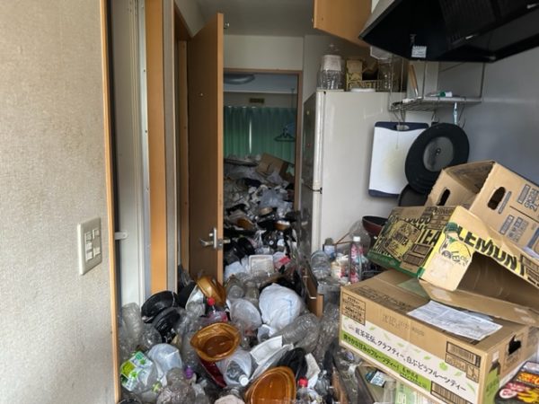 神奈川県横浜市旭区のゴミ屋敷片付けと清掃，玄関を開けたところの様子