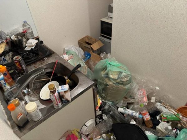 東京都板橋区ゴミ屋敷片付け・ゴミだらけで料理ができないキッチン