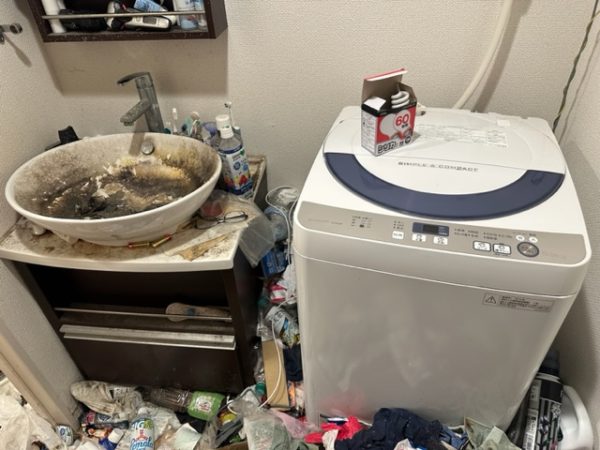 東京都板橋区ゴミ屋敷片付け・洗面台と洗濯がゴミの海に浮かんでいるようだった洗面所