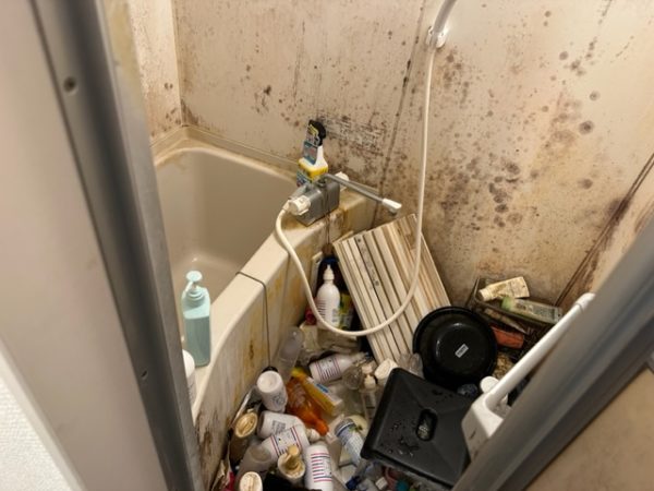 東京都板橋区ゴミ屋敷片付け・カビとゴミで使えなくなっていた浴室