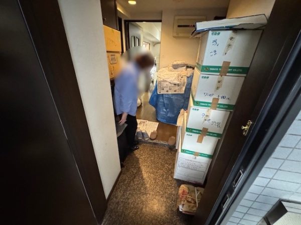 東京都江戸川区　引越し荷物が積み上げられた玄関