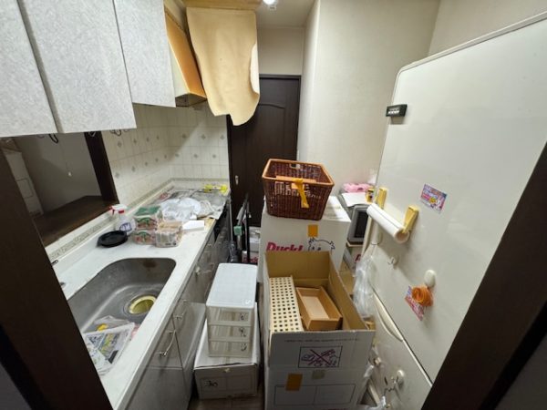 東京都江戸川区　物が溢れてごちゃごちゃした印象のキッチン