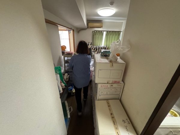 東京都江戸川区　荷物と不用品が混在する廊下