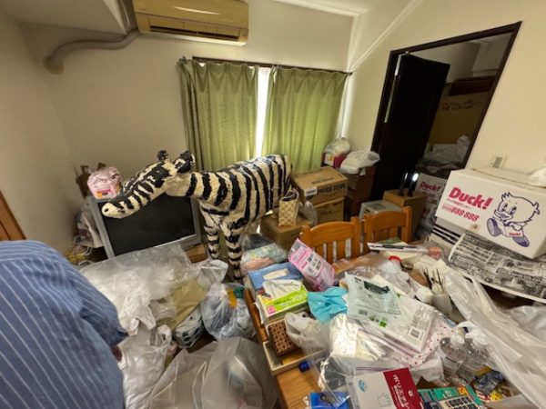 東京都江戸川区　物が溢れたリビング