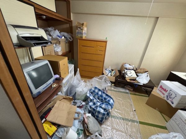 東京都江戸川区　必要な物と不用品が混在して散らかった和室