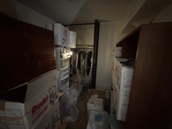 東京都江戸川区　物が溢れかえって狭いサービスルーム