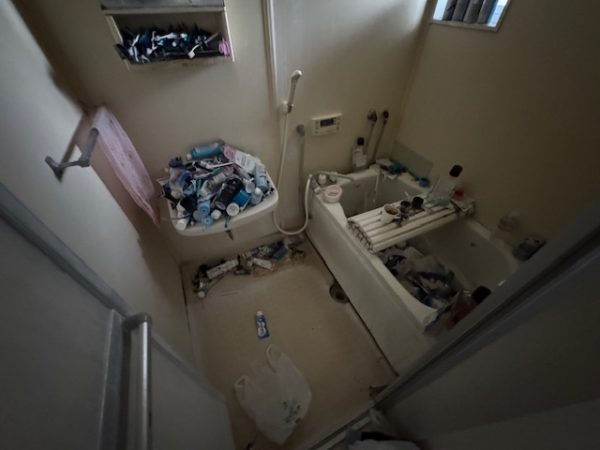 神奈川県川崎市川崎区　バスタブや洗面台にゴミが溜め込まれた浴室