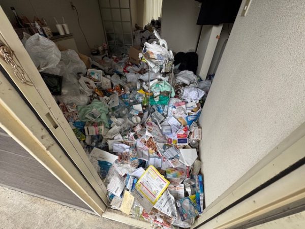 神奈川県川崎市川崎区　玄関から溢れ出しそうなゴミの山