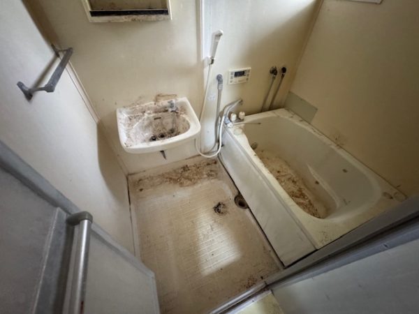 神奈川県川崎市川崎区　ゴミが回収されすっきりした浴室