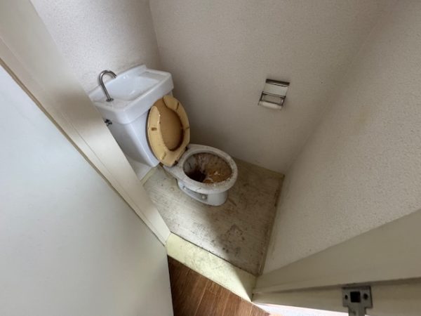 神奈川県川崎市川崎区　ゴミ回収がされたトイレ