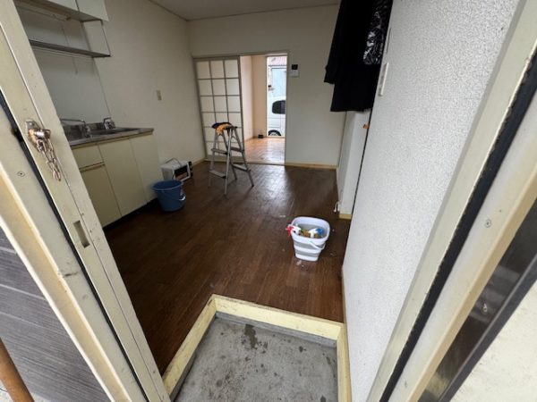 神奈川県川崎市川崎区　ゴミが一掃され綺麗になった玄関