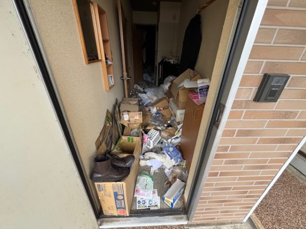 千葉県松戸市 物が溢れて土間がほとんど見えない玄関