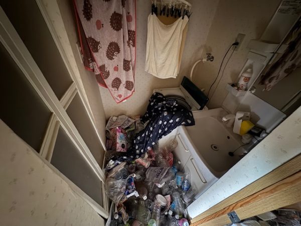 千葉県松戸市 ゴミが溢れかえった洗面所